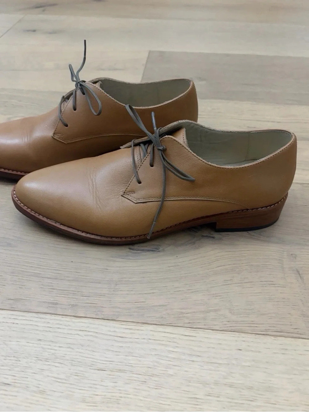Women’s Tan Leather oxfords— Sleek Lace-Up Dress Shoe